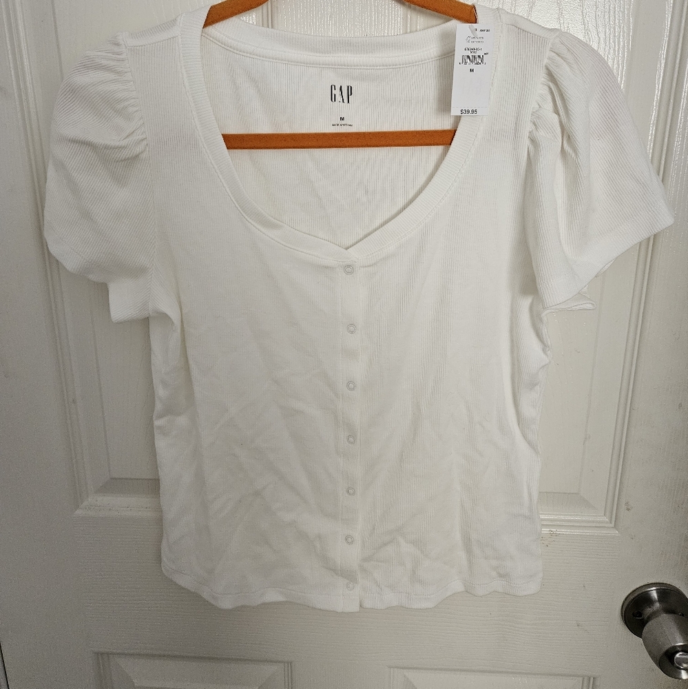 White puffy short sleeved gap blouse